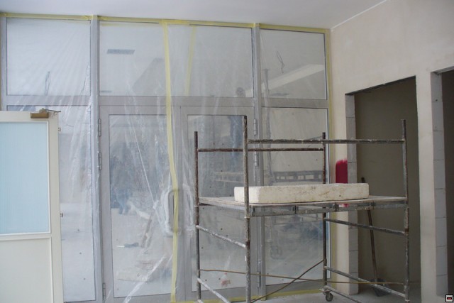 96-nové dveře mezi vestibulem a restaurací.jpg
